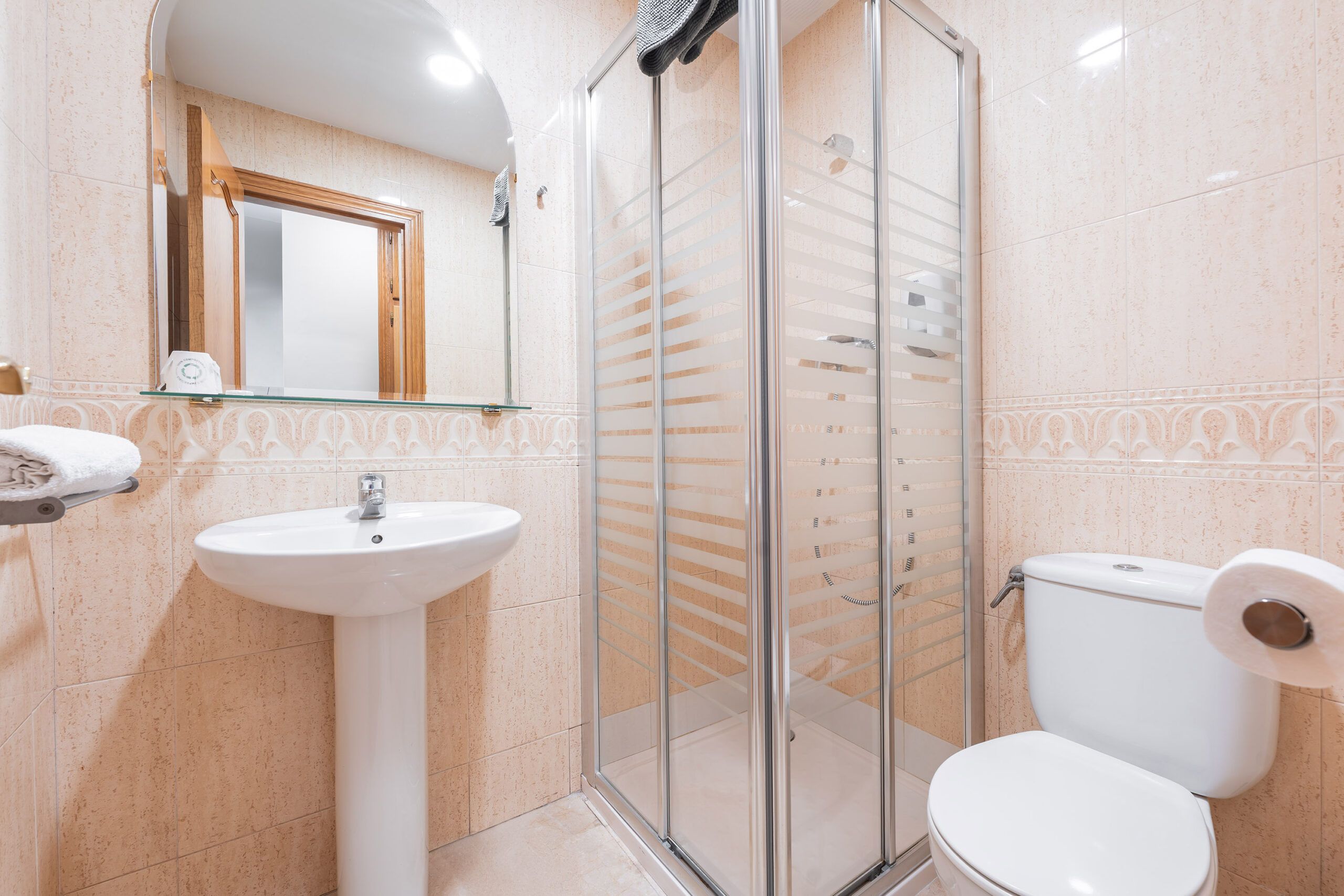 Alojate - foto Hostal El Bugar