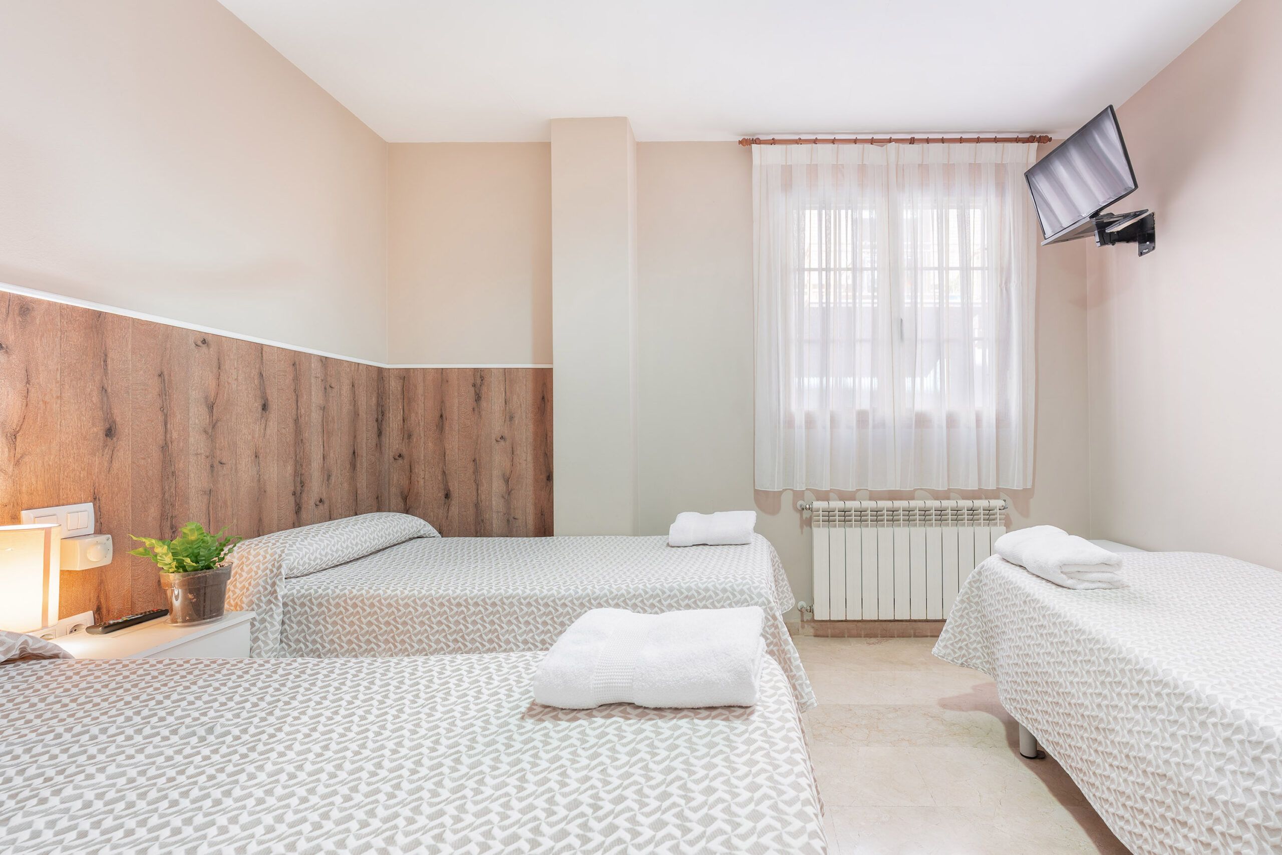 Alojate - foto Hostal El Bugar