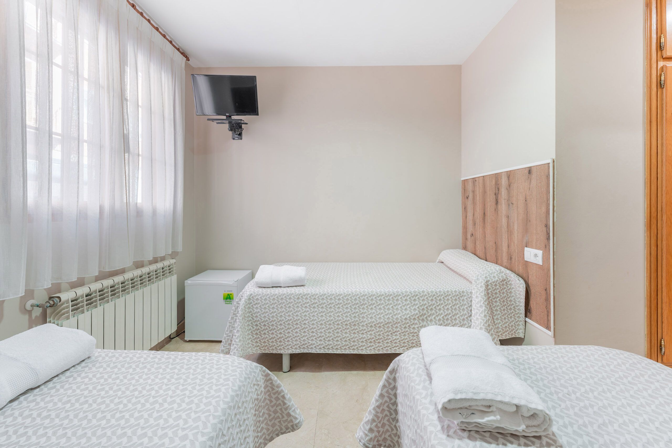 Alojate - foto Hostal El Bugar